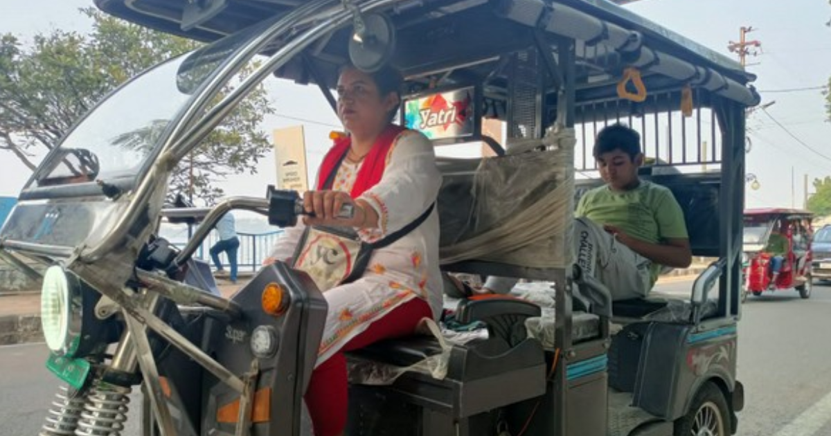 MP woman drives e-rickshaw to make her son army officer after being left by her husband